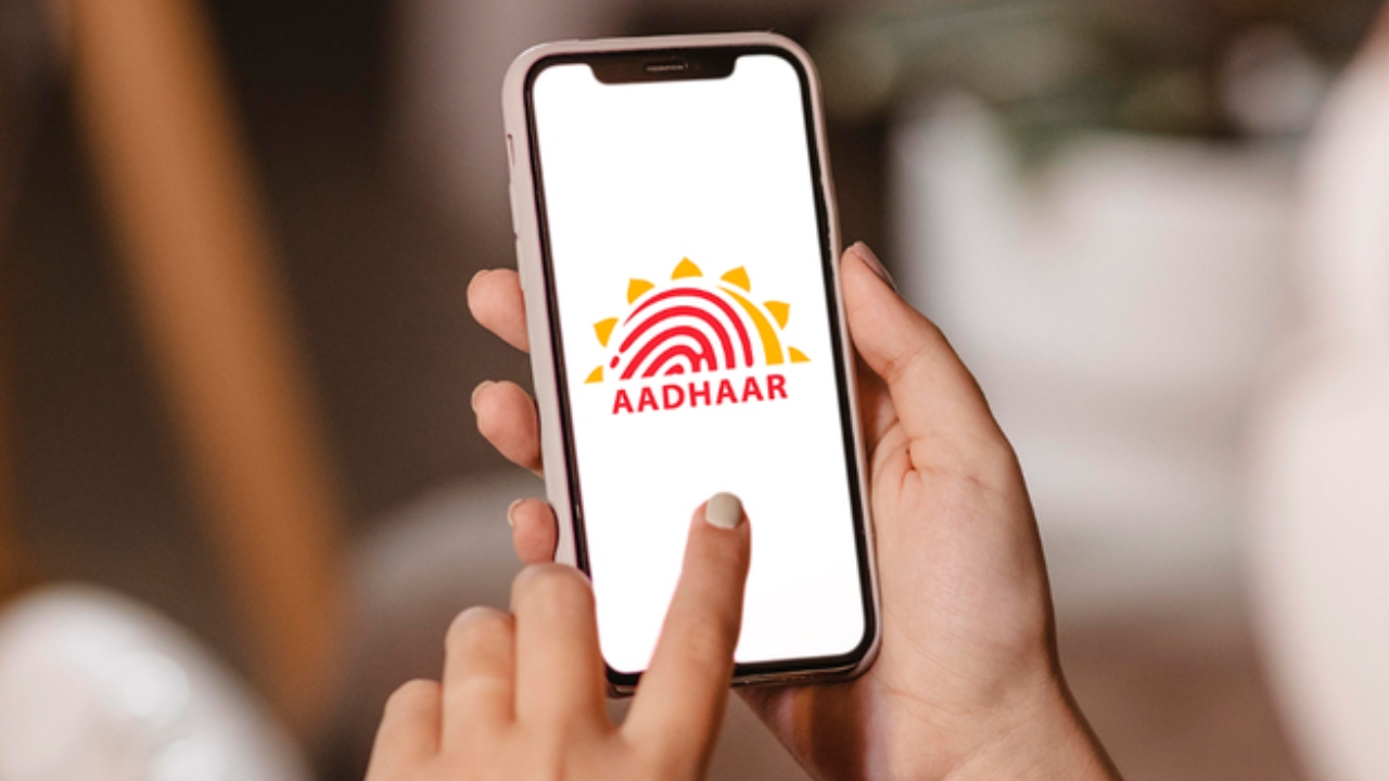 आधार नियम: 1.43 अरब Aadhaar Card र्धारकों के लिए बड़ी खबर, नवंबर से बदलने जा रहे हैं कई नियम